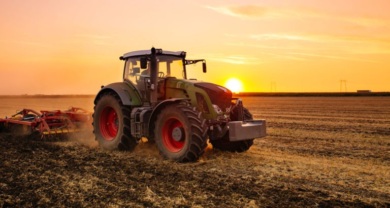 traktor i solnedgång